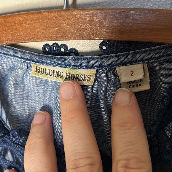ANTHROPOLOGIE HOLDING HORSES Blue Lace Chambray Popover Blouse Size 2 - Picture 9 of 16